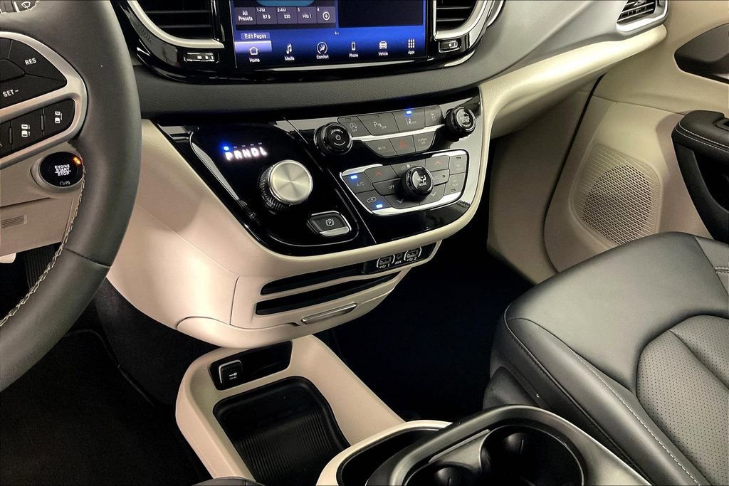 Used 2024 Chrysler Pacifica Touring-L image 19