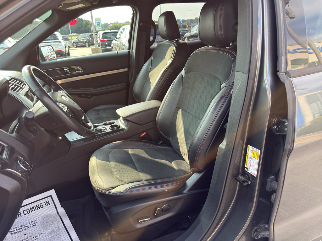 Used 2018 Ford Explorer XLT w/ Equipment Group 202A FWD image 10