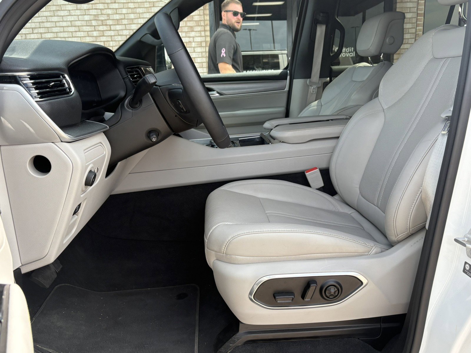 Used 2025 Jeep Wagoneer L Series III image 3