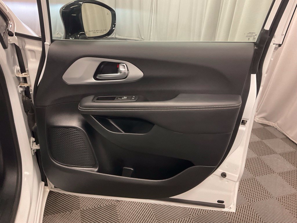 Used 2024 Chrysler Pacifica Touring FWD image 28