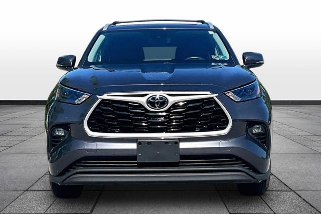 Used 2022 Toyota Highlander XLE AWD/4WD image 2