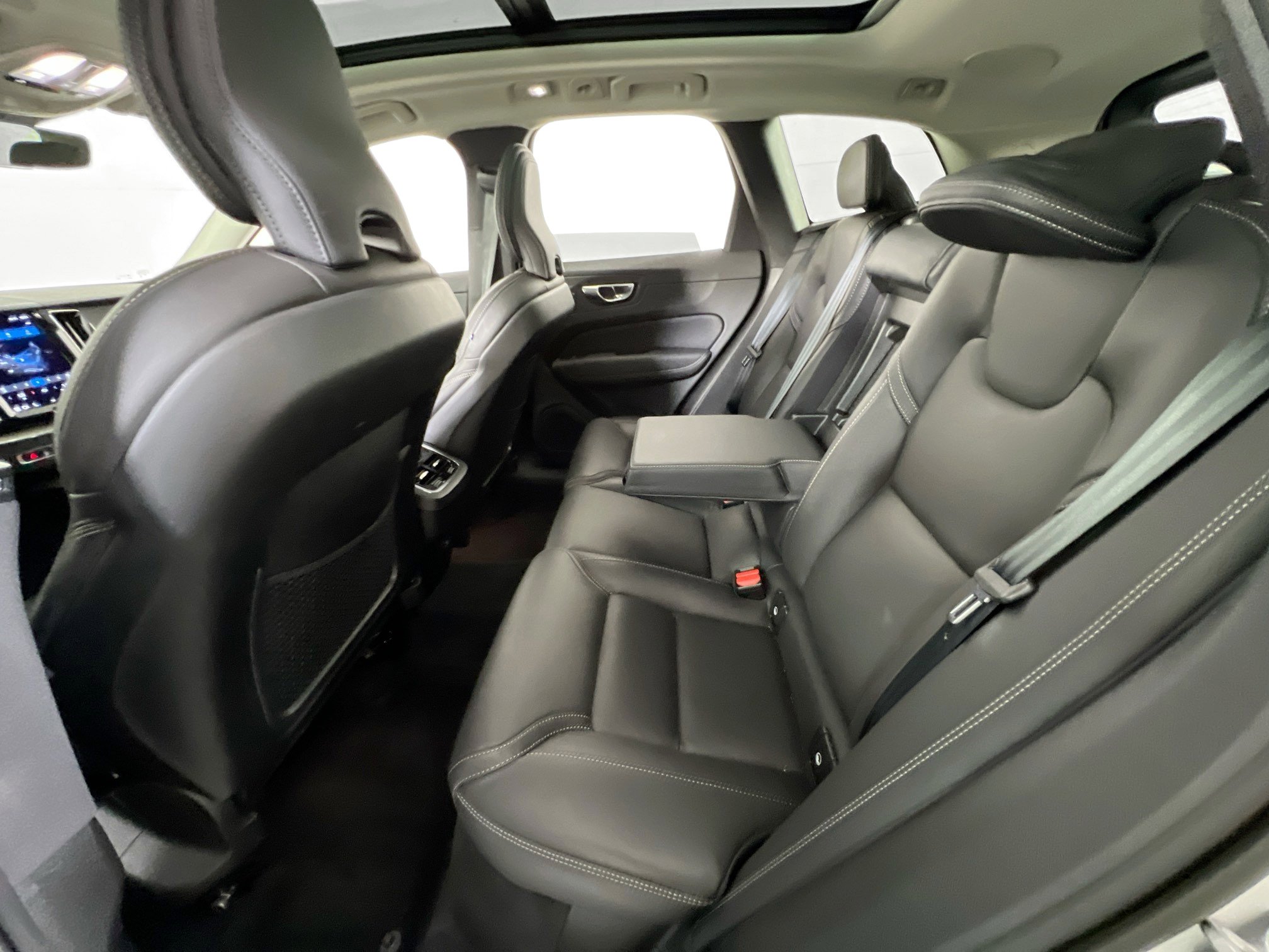 Used 2022 Volvo XC60 B5 Inscription w/ Protection Package Premier image 25