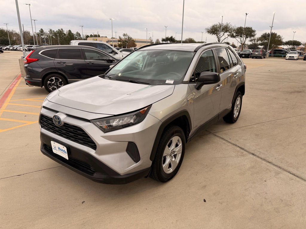 Used 2021 Toyota RAV4 LE image 4