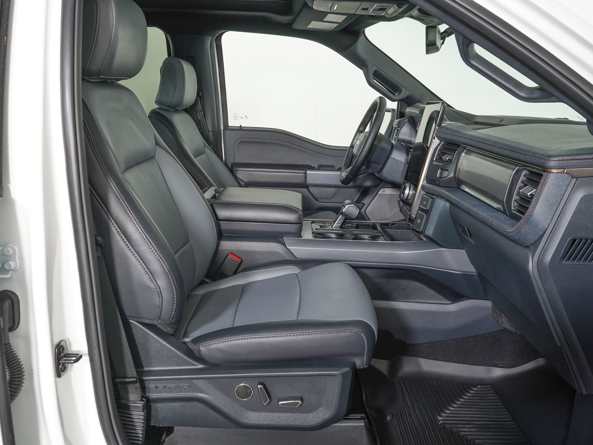 Used 2025 Ford F150 Lightning Lariat image 10