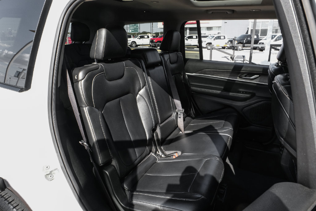 Used 2023 Jeep Grand Cherokee L Limited AWD/4WD image 44