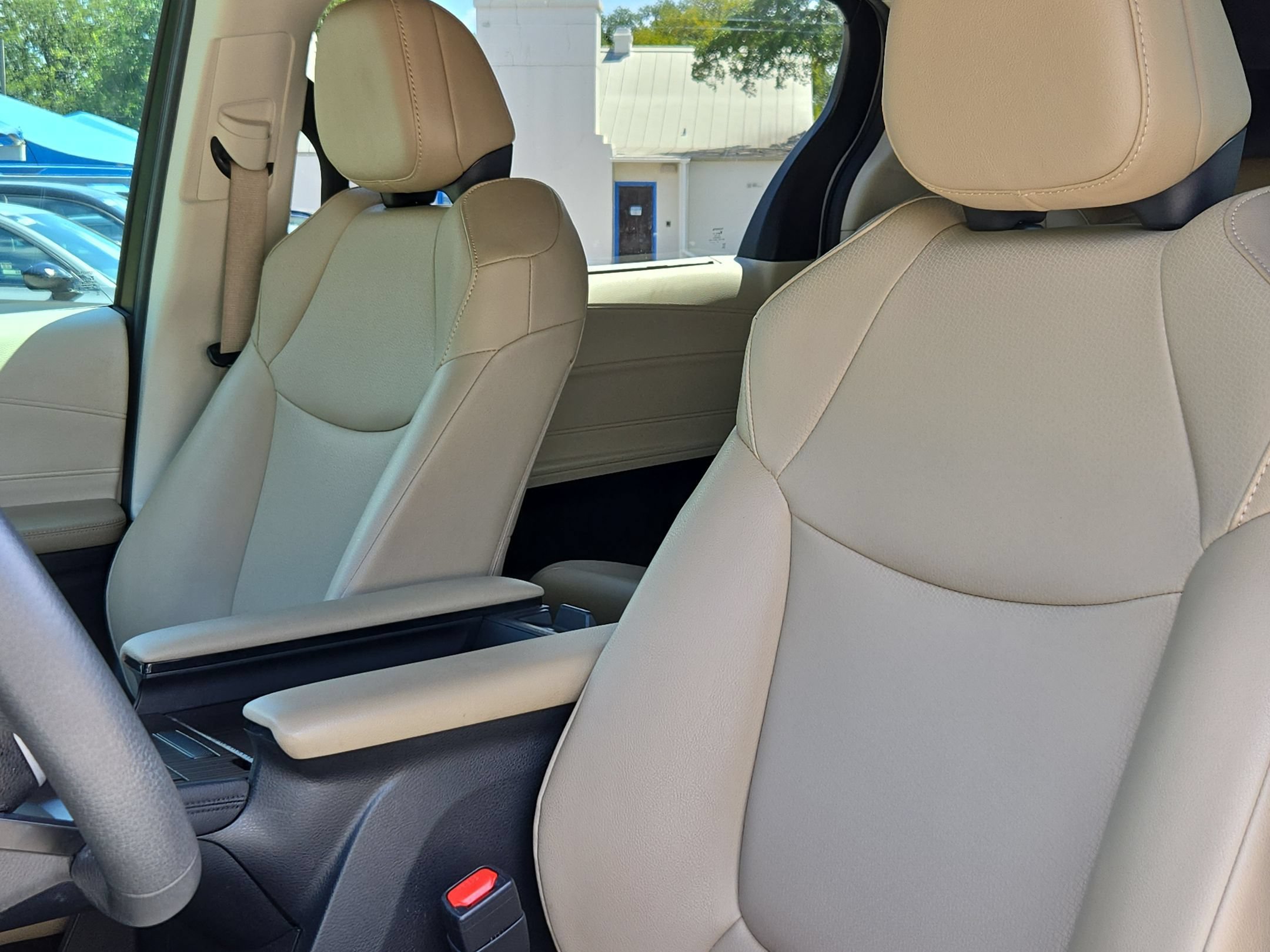 Used 2022 Toyota Sienna XLE FWD image 12