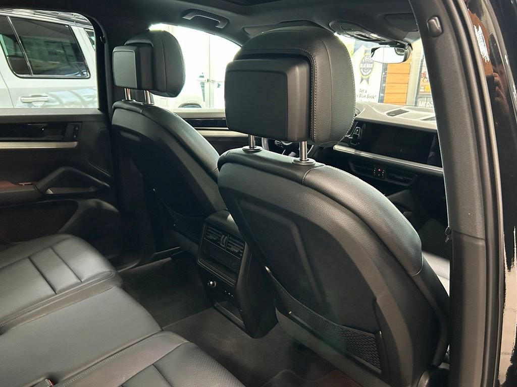 Used 2025 Porsche Cayenne AWD/4WD image 19