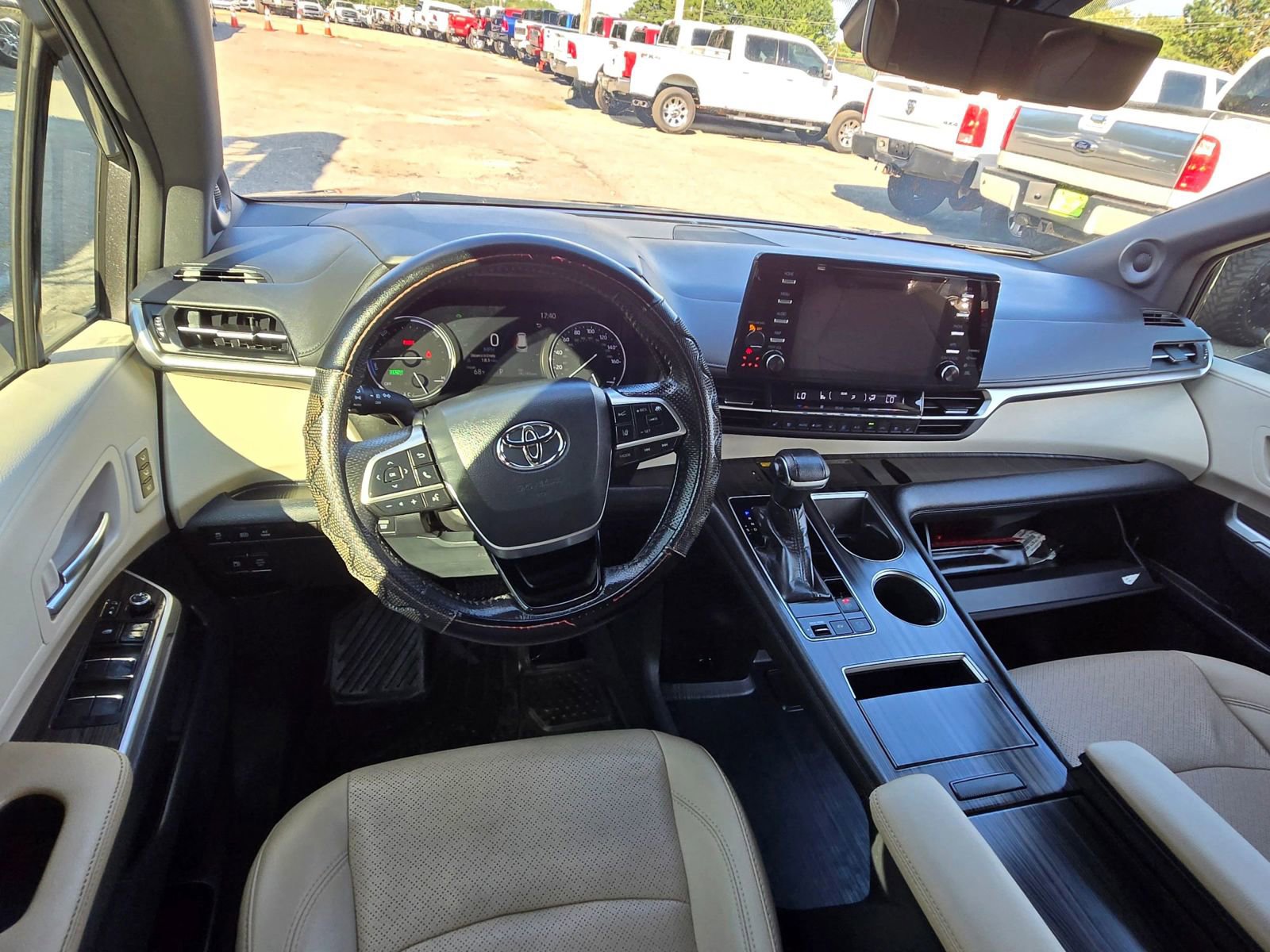 Used 2021 Toyota Sienna Limited image 8