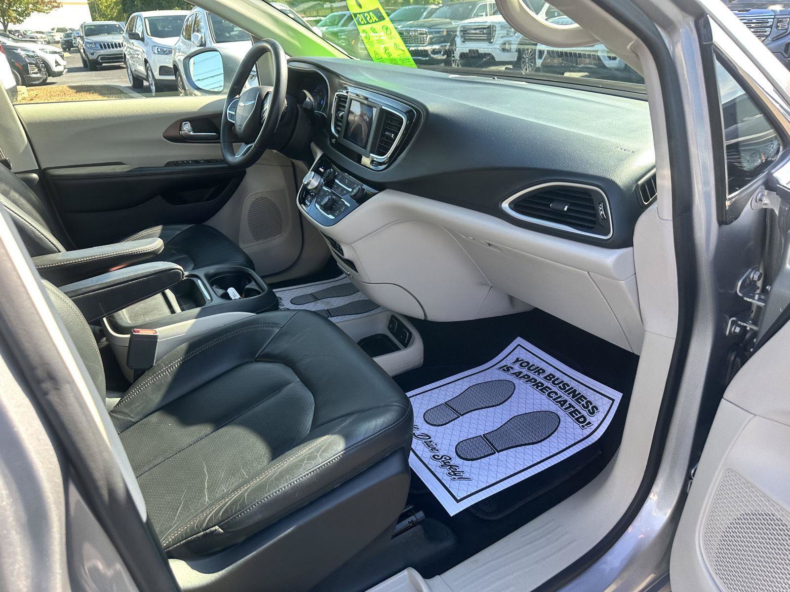 Used 2018 Chrysler Pacifica Touring-L FWD image 12