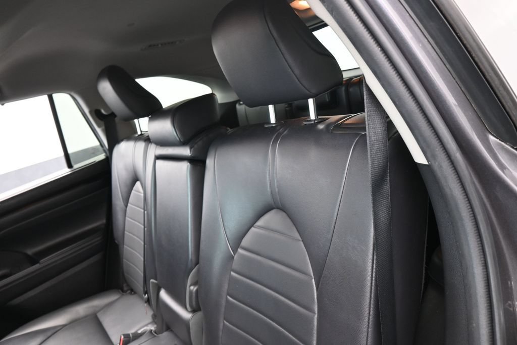 Used 2022 Toyota Highlander XLE AWD/4WD image 32
