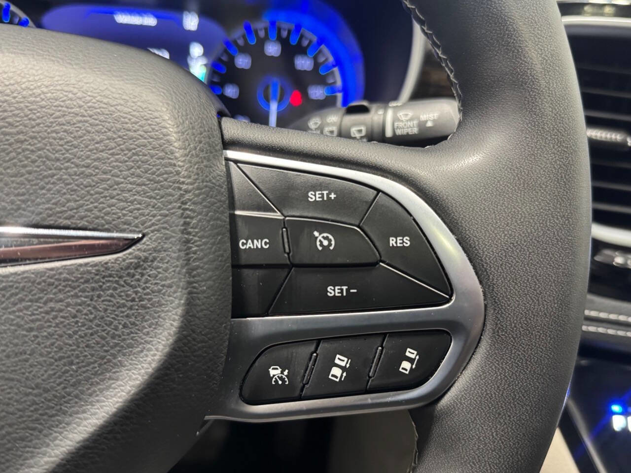 Used 2023 Chrysler Pacifica Limited FWD image 27