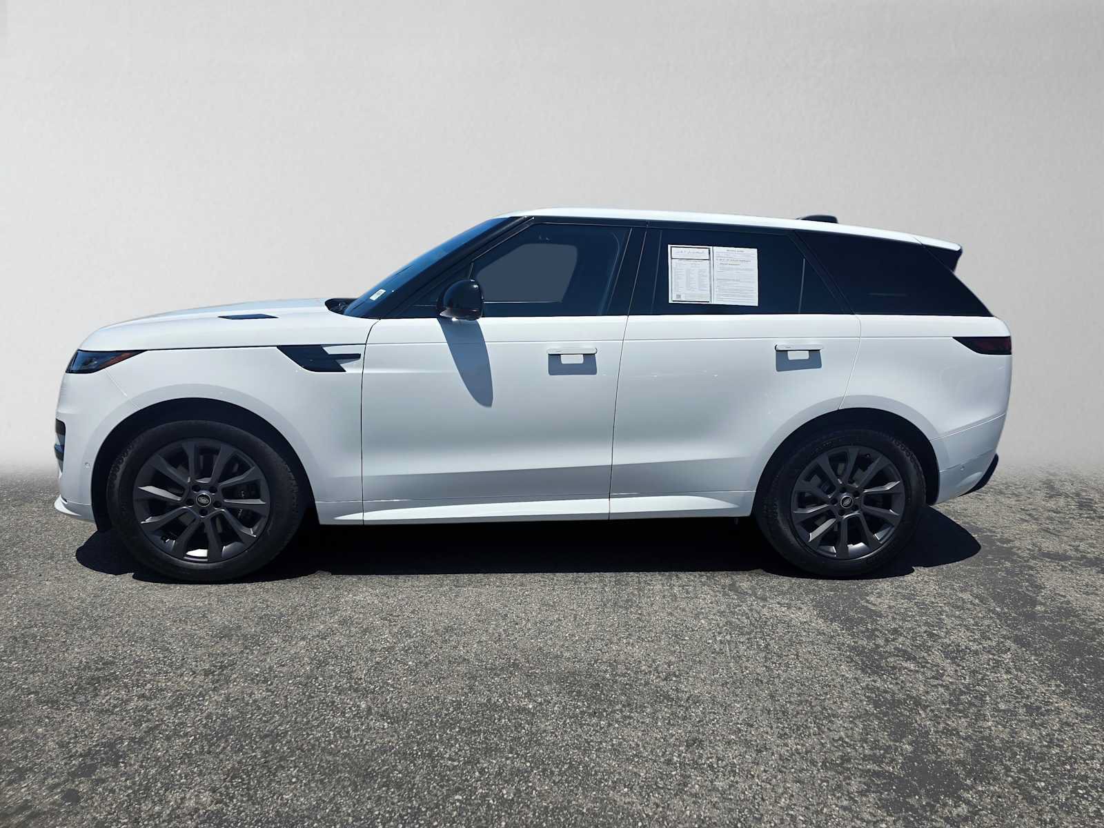 Used 2024 Land Rover Range Rover Sport Dynamic SE AWD/4WD image 2