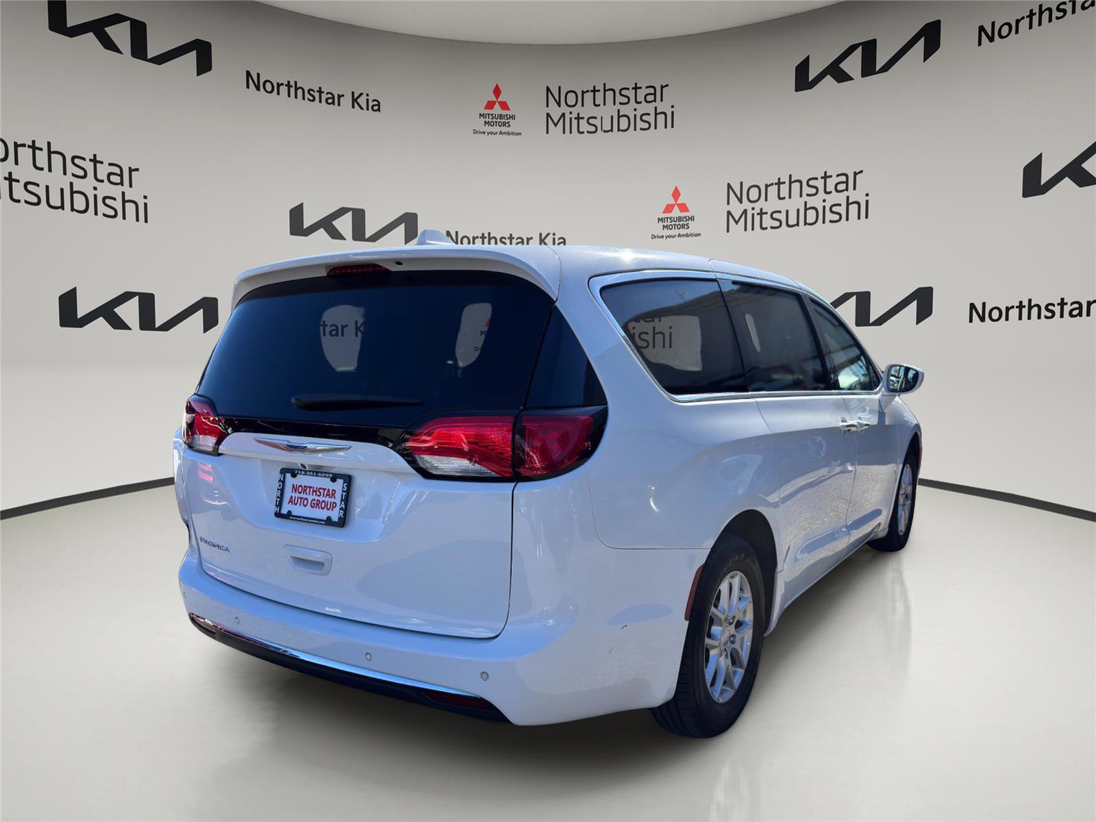 Used 2020 Chrysler Pacifica Touring image 4