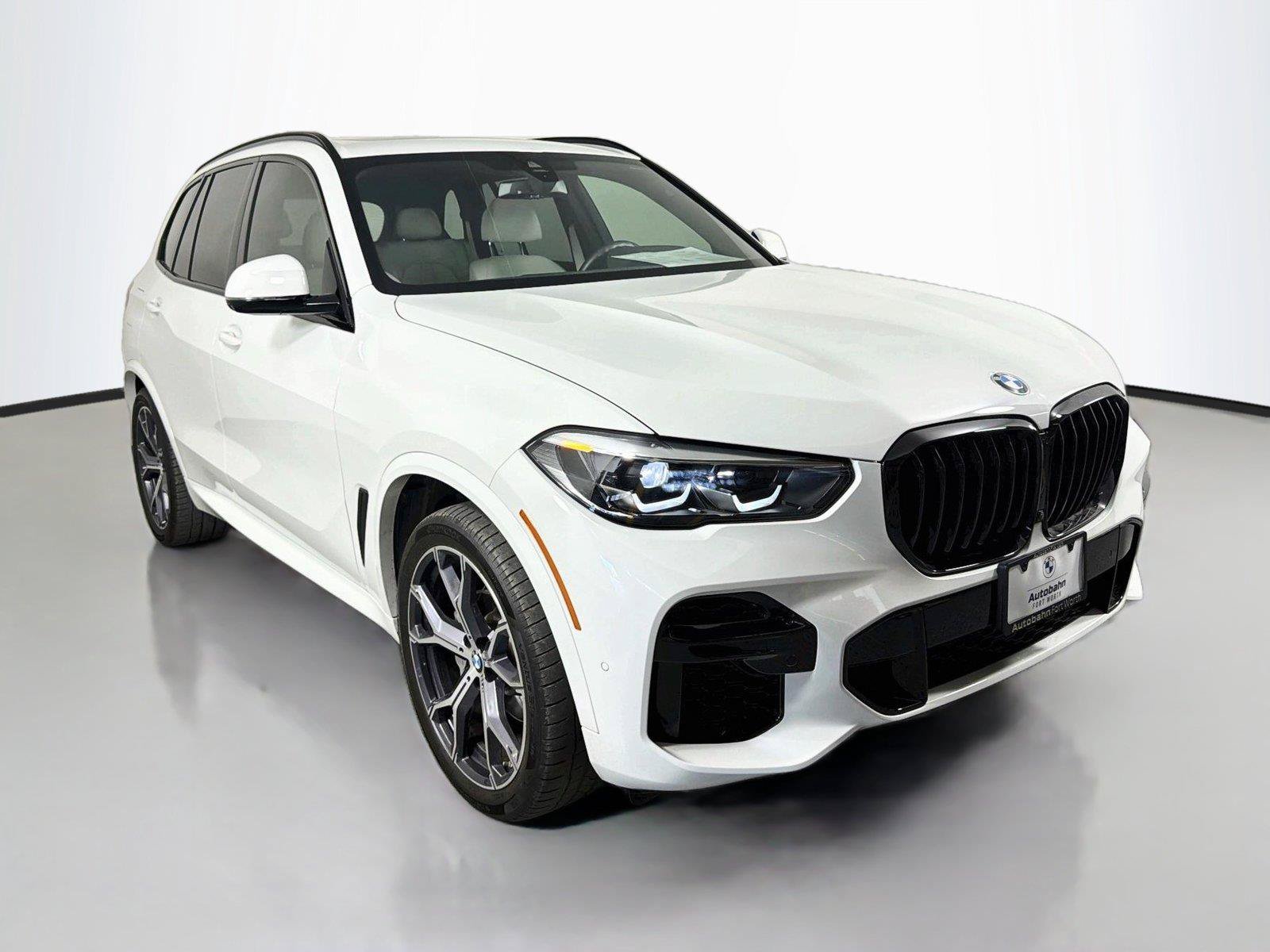 Used 2022 BMW X5 xDrive40i w/ M Sport Package AWD/4WD image 3