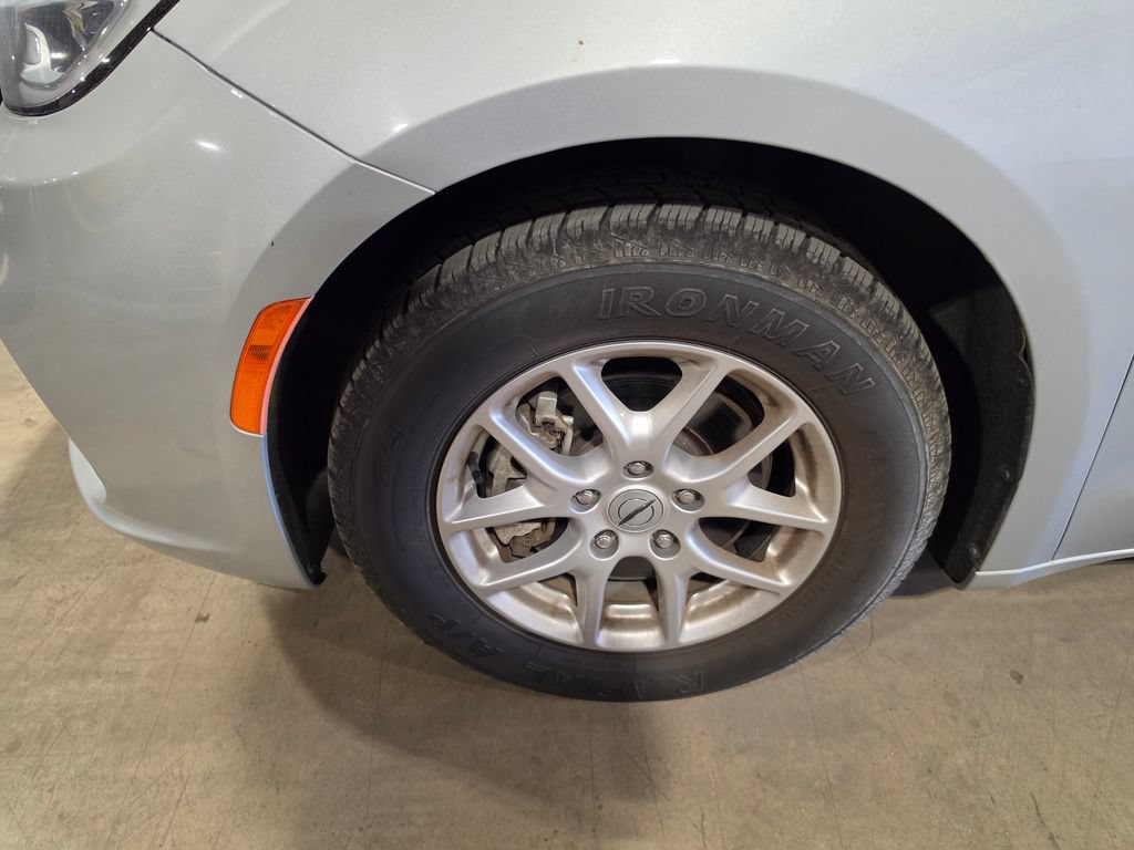 Used 2023 Chrysler Pacifica Touring-L FWD image 3