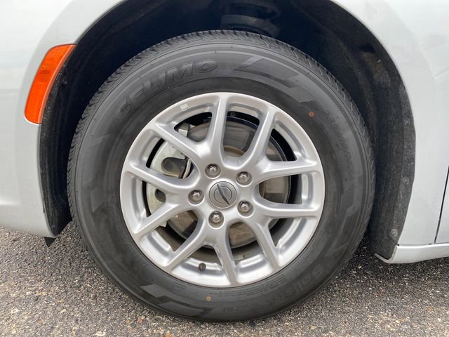 Used 2024 Chrysler Pacifica Touring-L FWD image 21