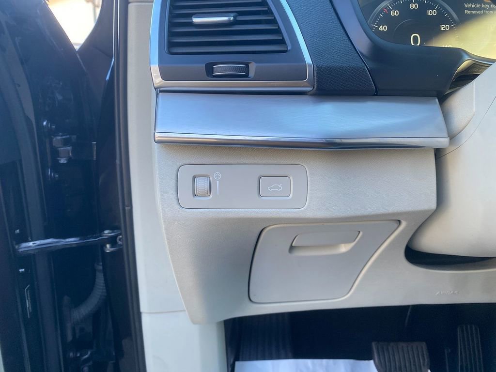 Used 2017 Volvo XC90 T6 Momentum w/ Vision Package image 14