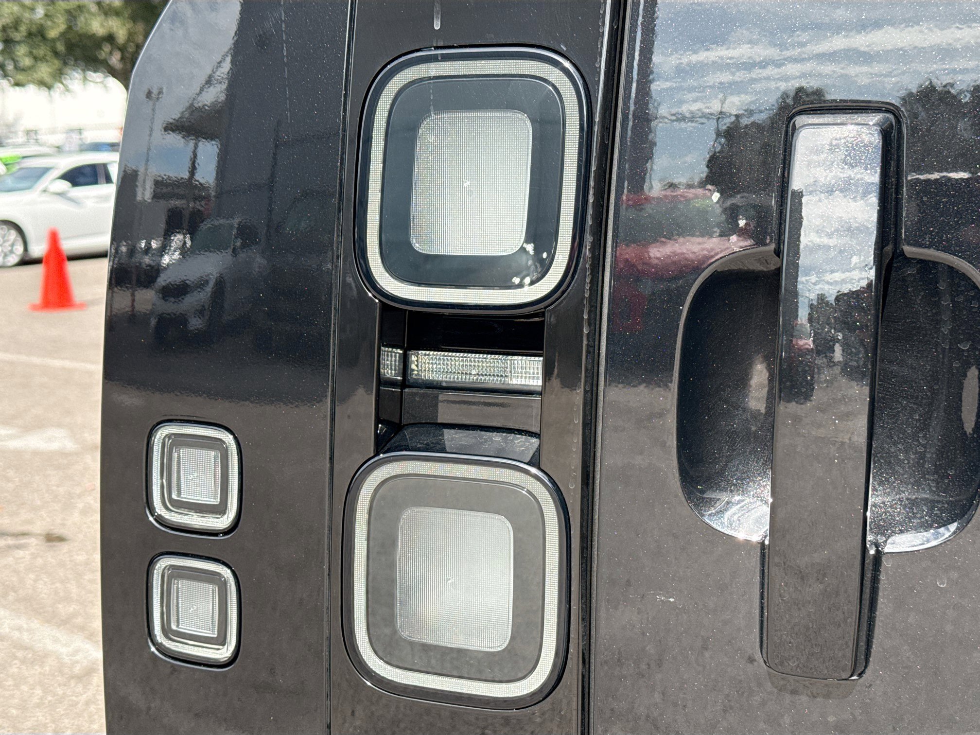 New 2026 Land Rover Defender 110 X-Dynamic SE image 10