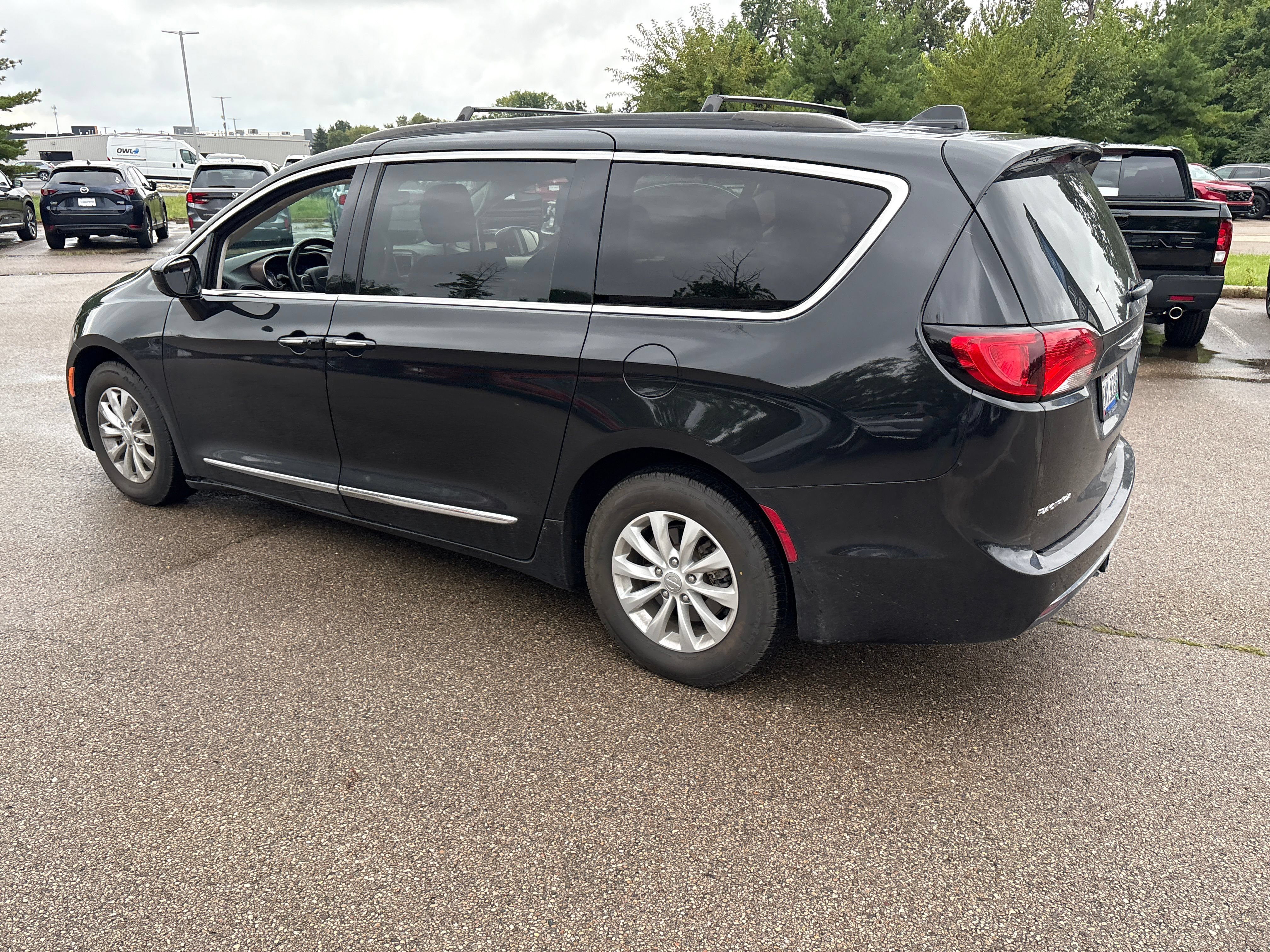 Used 2017 Chrysler Pacifica Touring-L FWD image 11