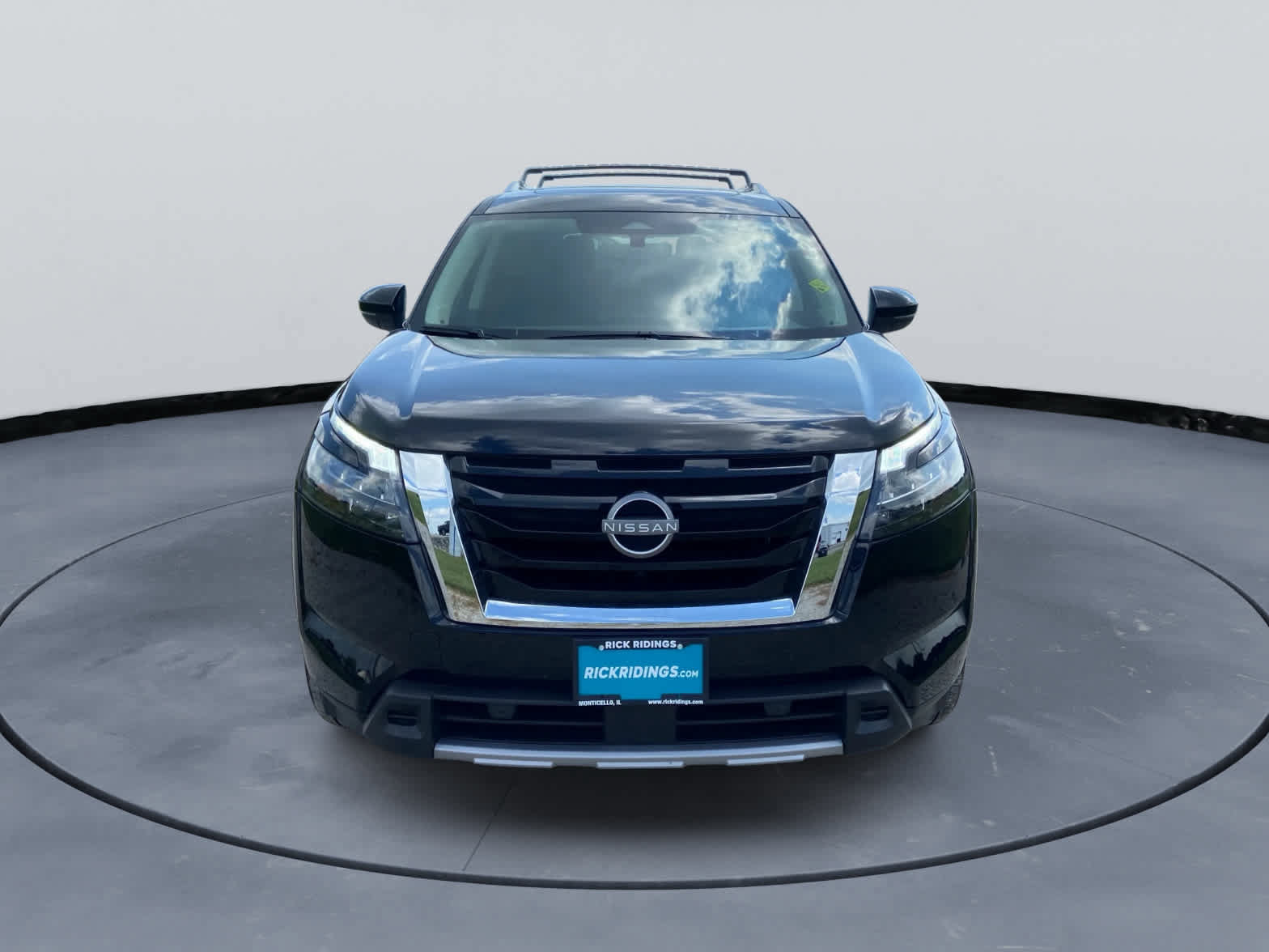 Used 2025 Nissan Pathfinder Platinum w/ Cargo Package FWD image 3