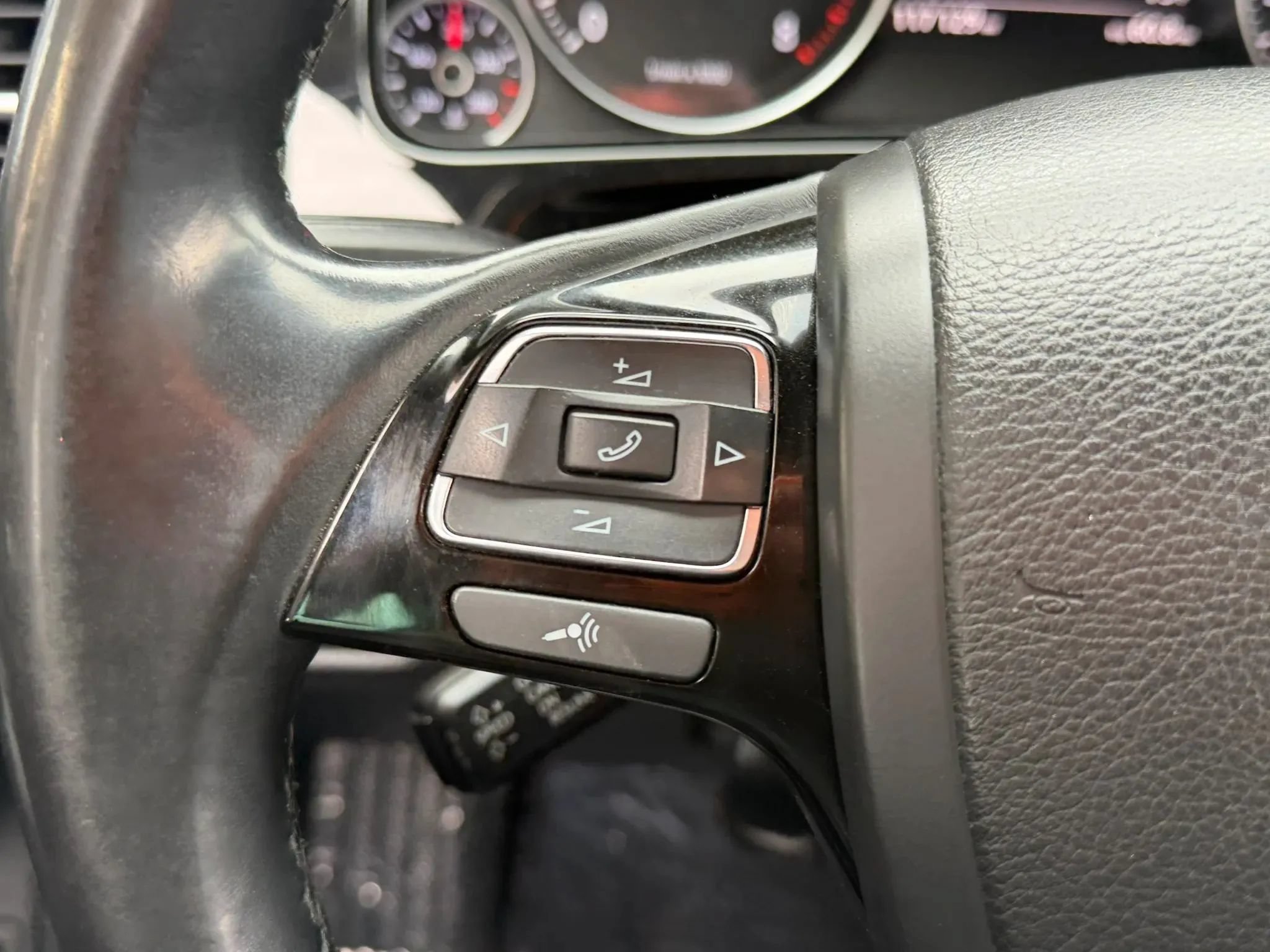 Used 2013 Volkswagen Touareg Sport AWD/4WD image 33