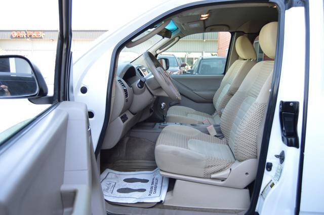 Used 2010 Nissan Frontier SE AWD/4WD image 12