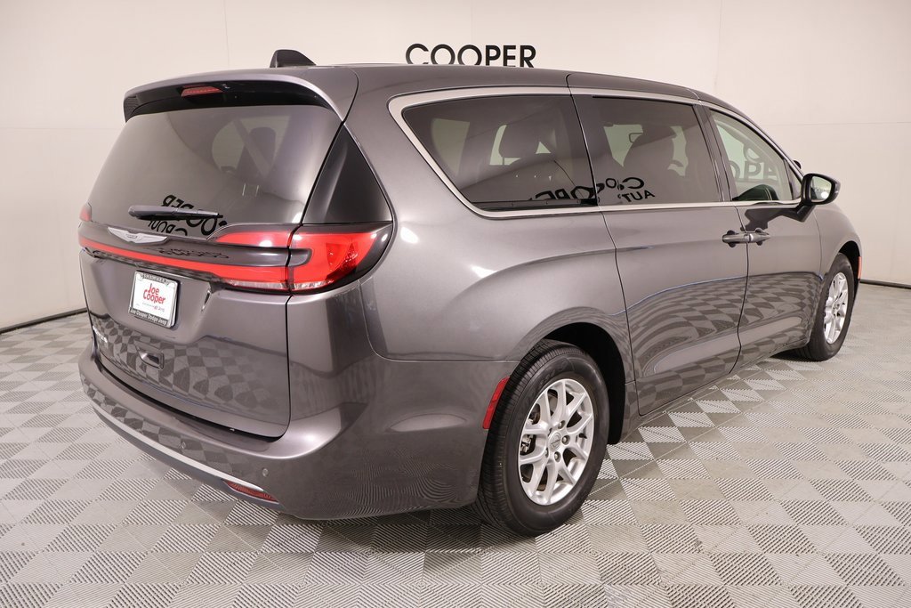 Used 2023 Chrysler Pacifica Touring-L image 20