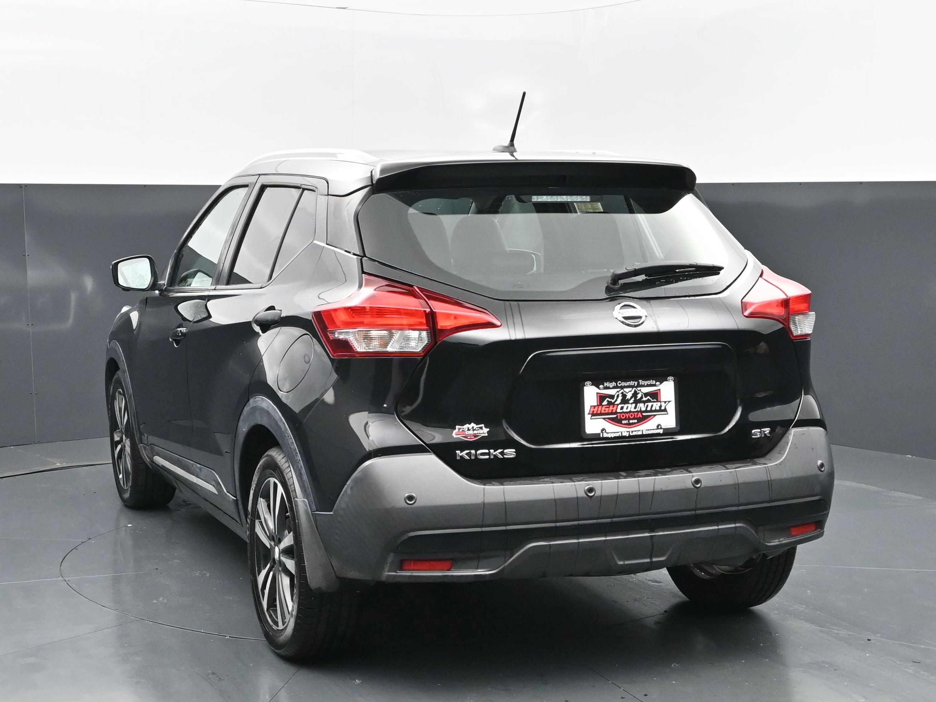 Used 2020 Nissan Kicks SR w/ SR Premium Package image 4