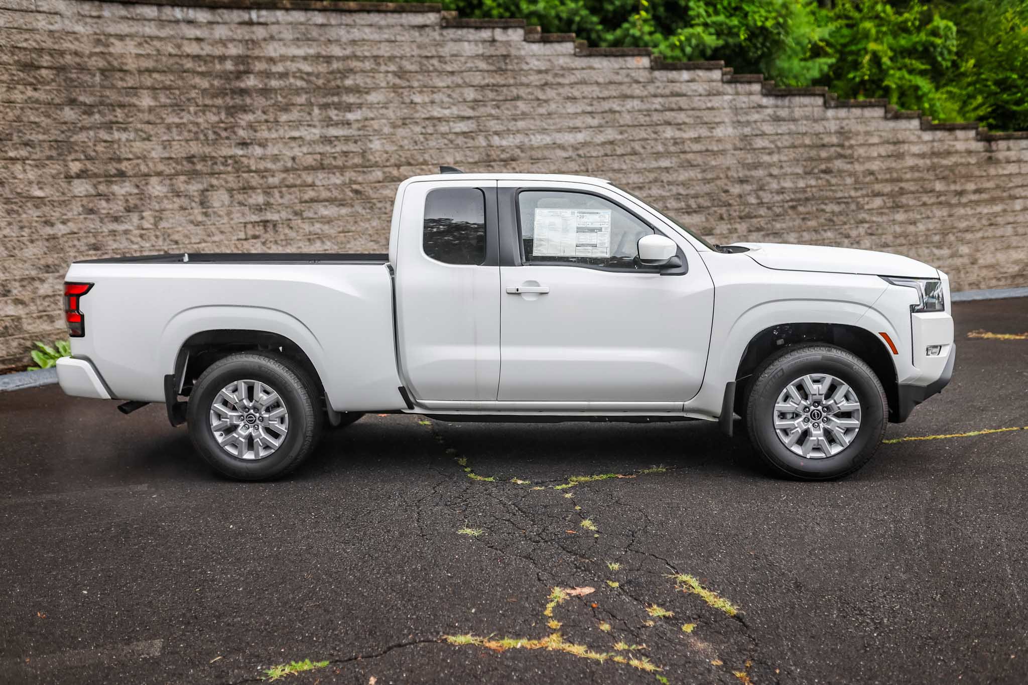 New 2024 Nissan Frontier SV w/ SV Convenience Package image 2