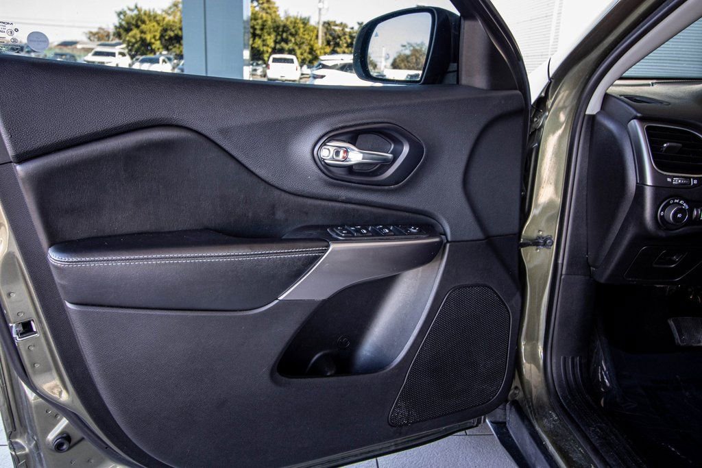 Used 2019 Jeep Cherokee Latitude Plus image 22