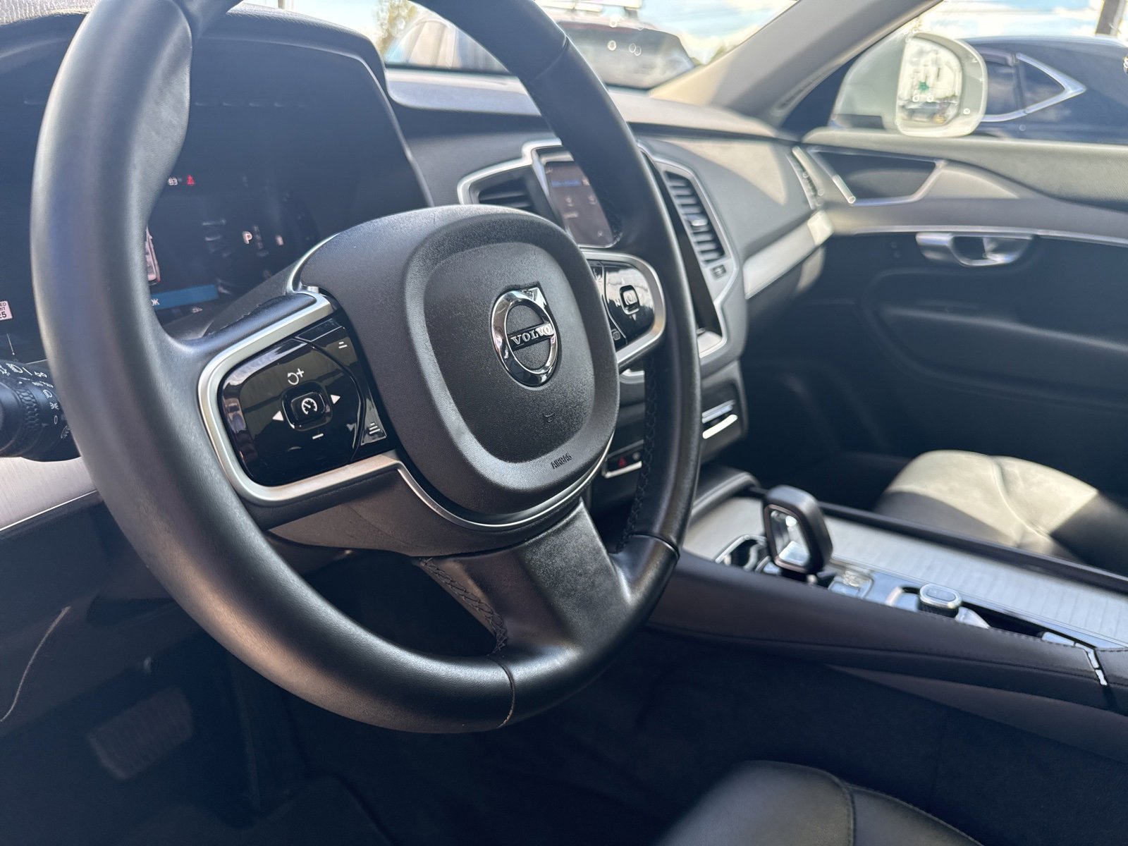 Used 2025 Volvo XC90 B5 Core image 23