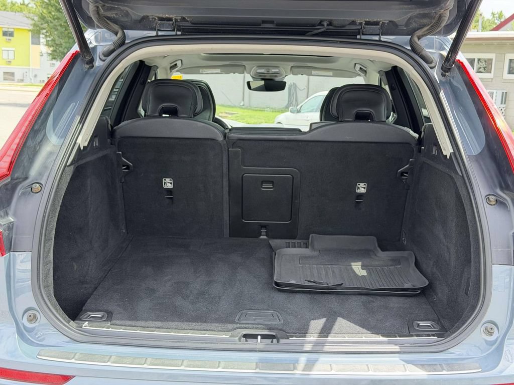 Used 2022 Volvo XC60 B5 Momentum w/ Climate Package AWD/4WD image 14