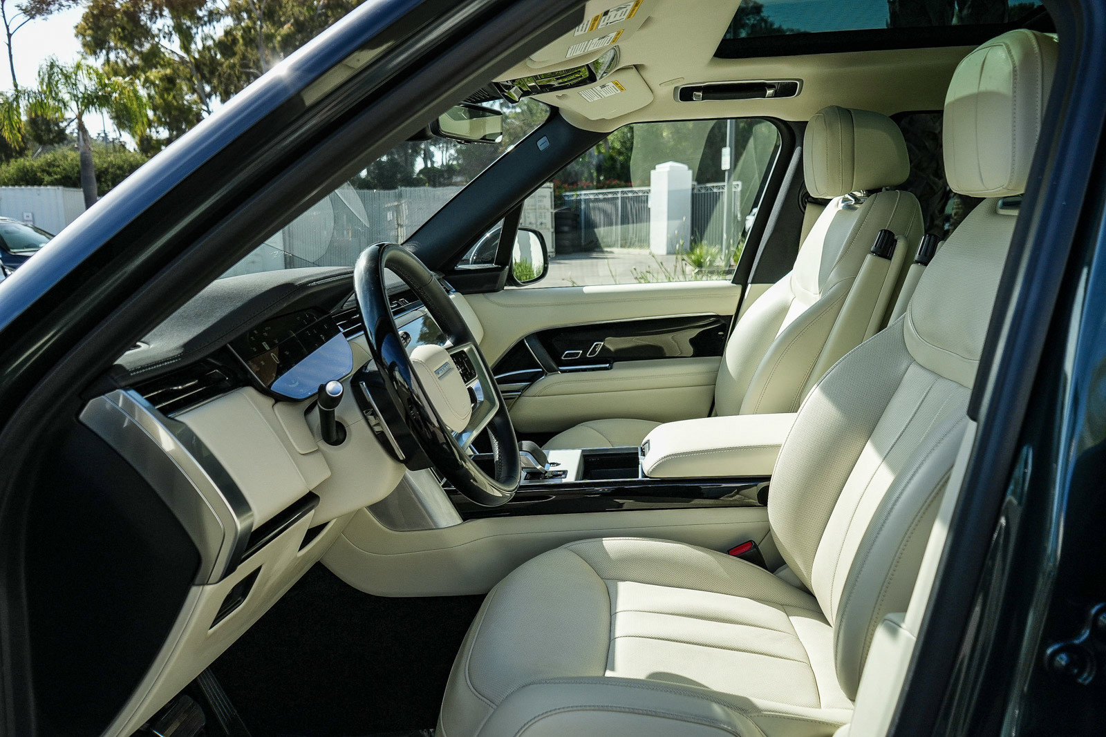 Certified 2025 Land Rover Range Rover SE AWD/4WD image 19