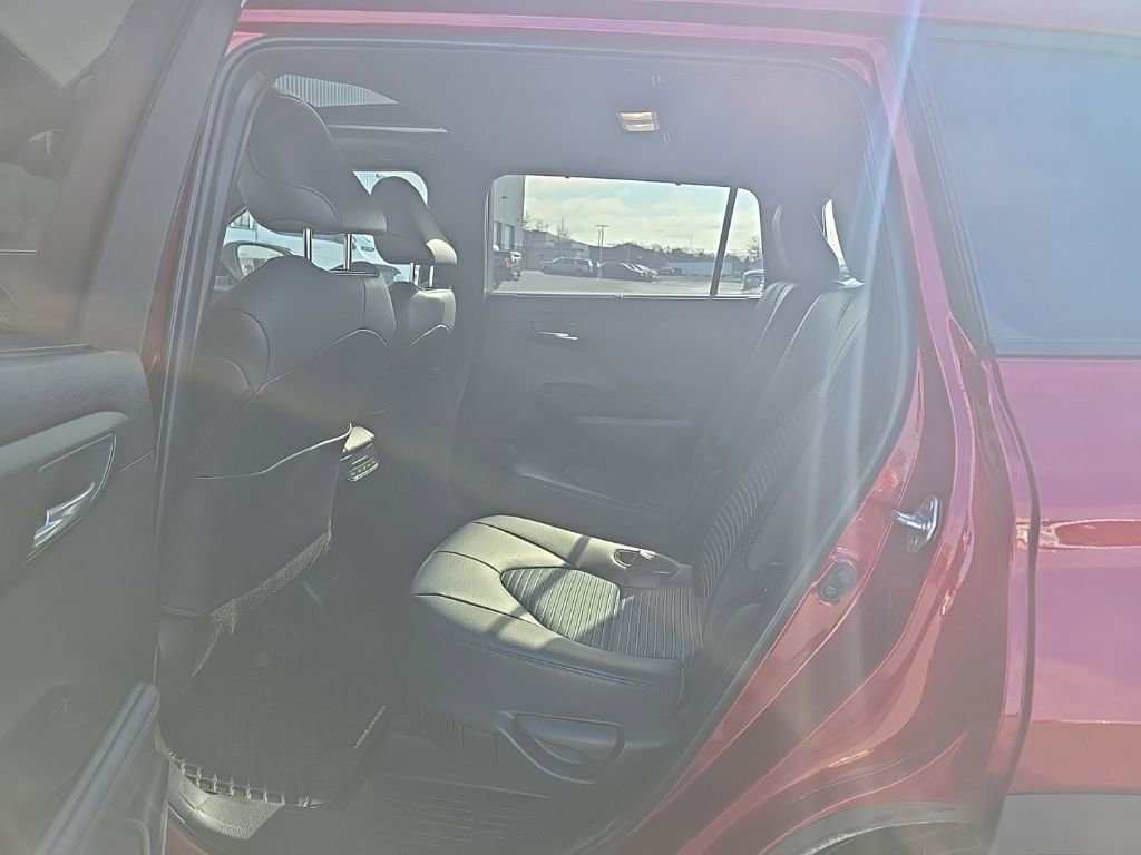 Used 2023 Toyota Highlander L image 13