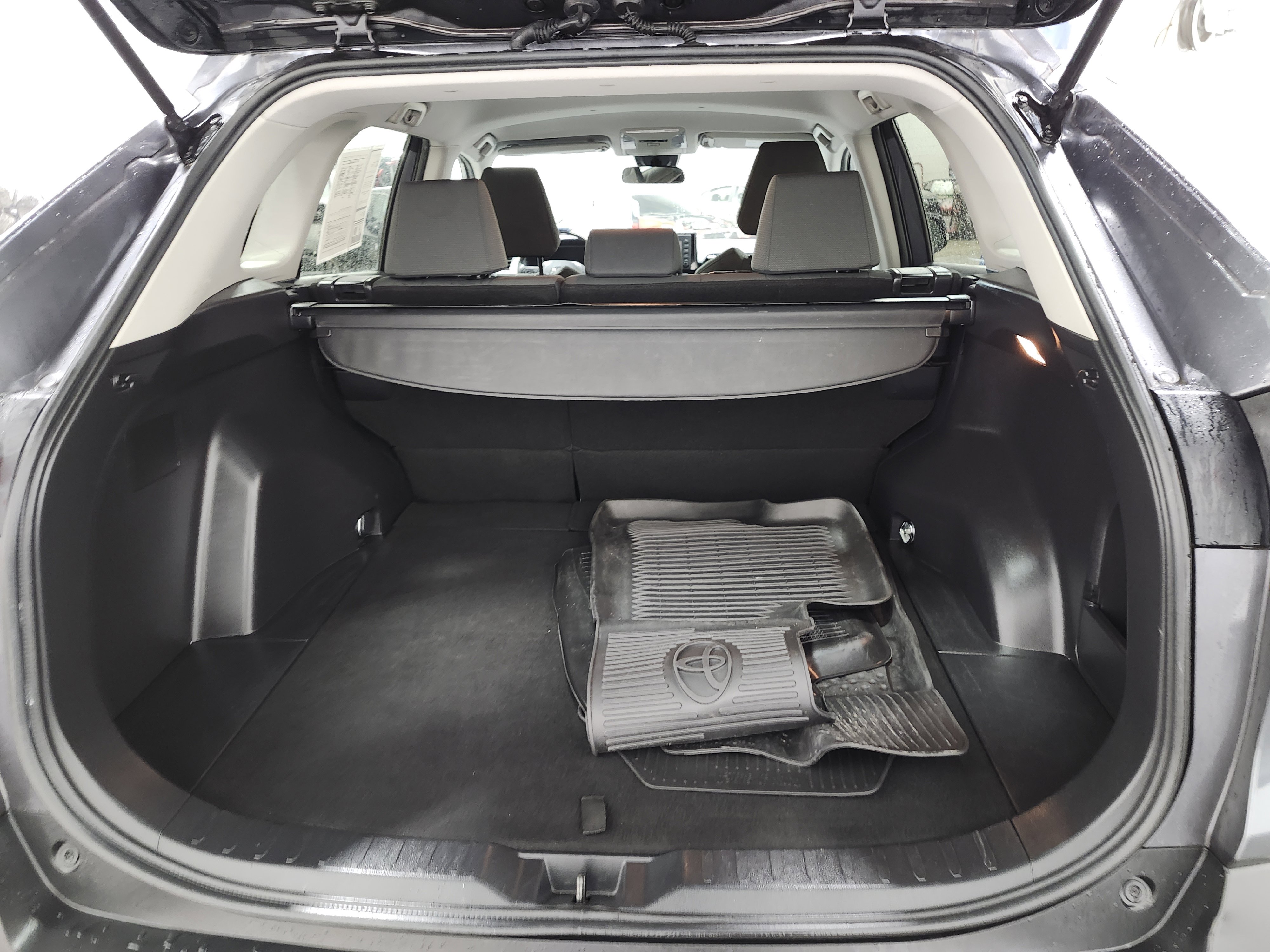 Used 2021 Toyota RAV4 XLE image 23