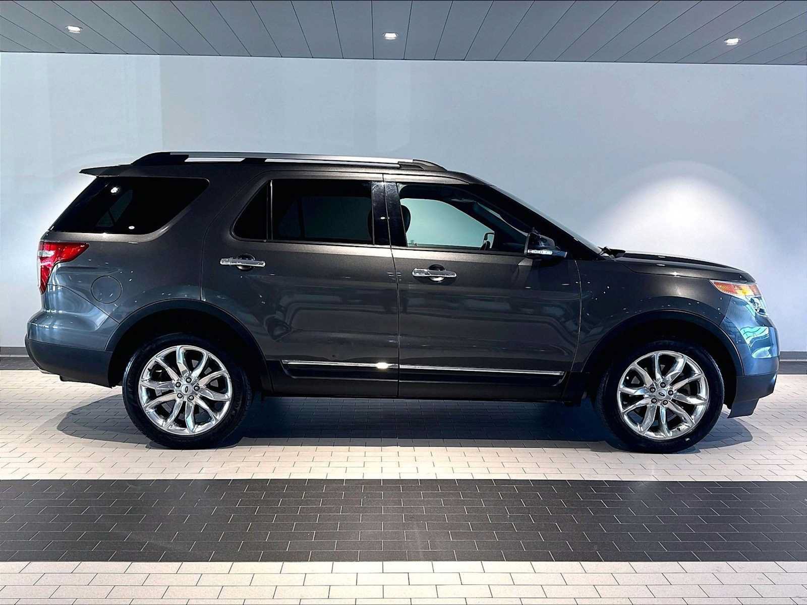 Used 2015 Ford Explorer XLT w/ Equipment Group 202A AWD/4WD image 11