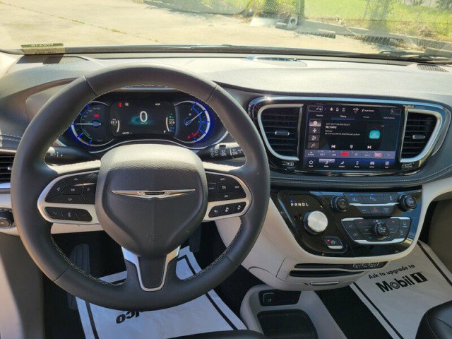 Used 2023 Chrysler Pacifica Touring-L image 12