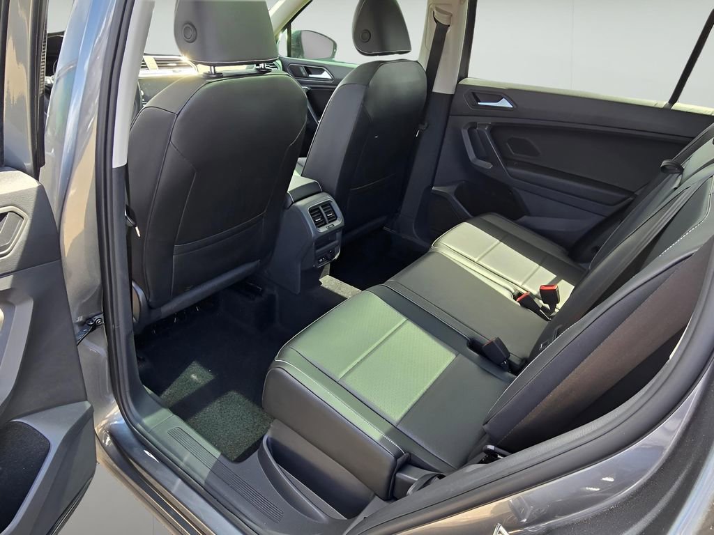 Used 2021 Volkswagen Tiguan SE w/ Panoramic Sunroof Package image 11