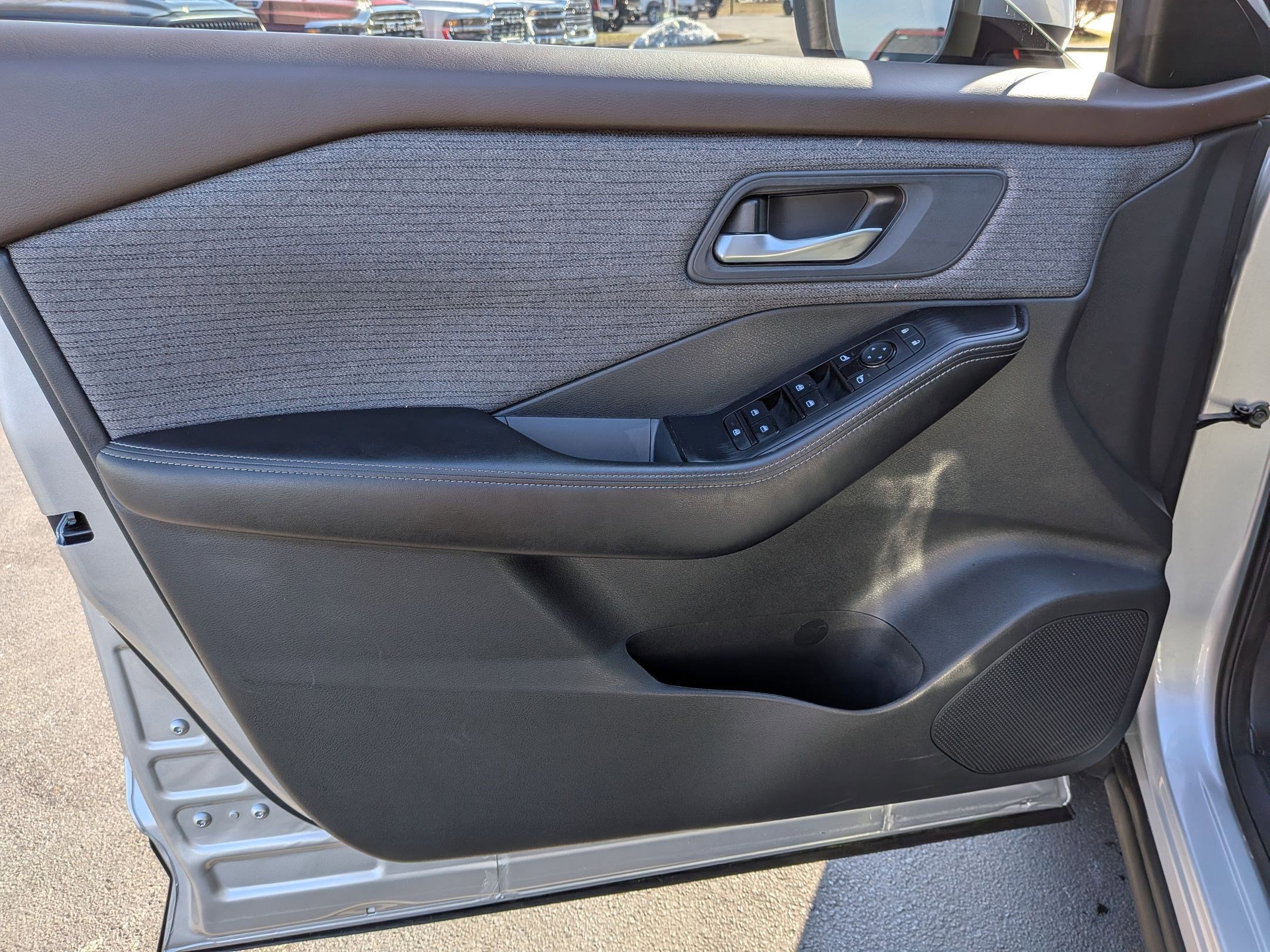 Used 2022 Nissan Rogue SV image 10