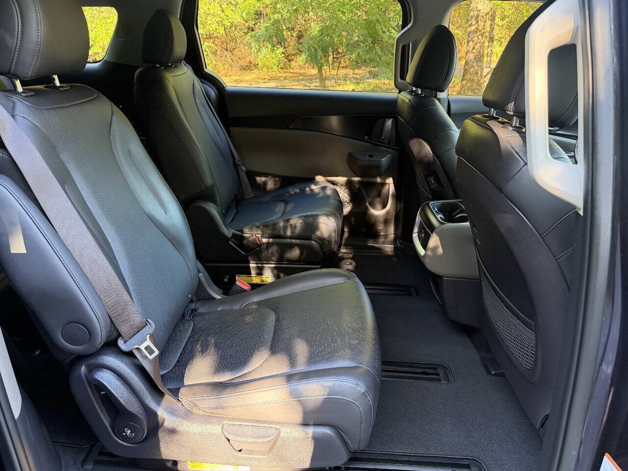 Used 2025 Kia Carnival FWD image 12