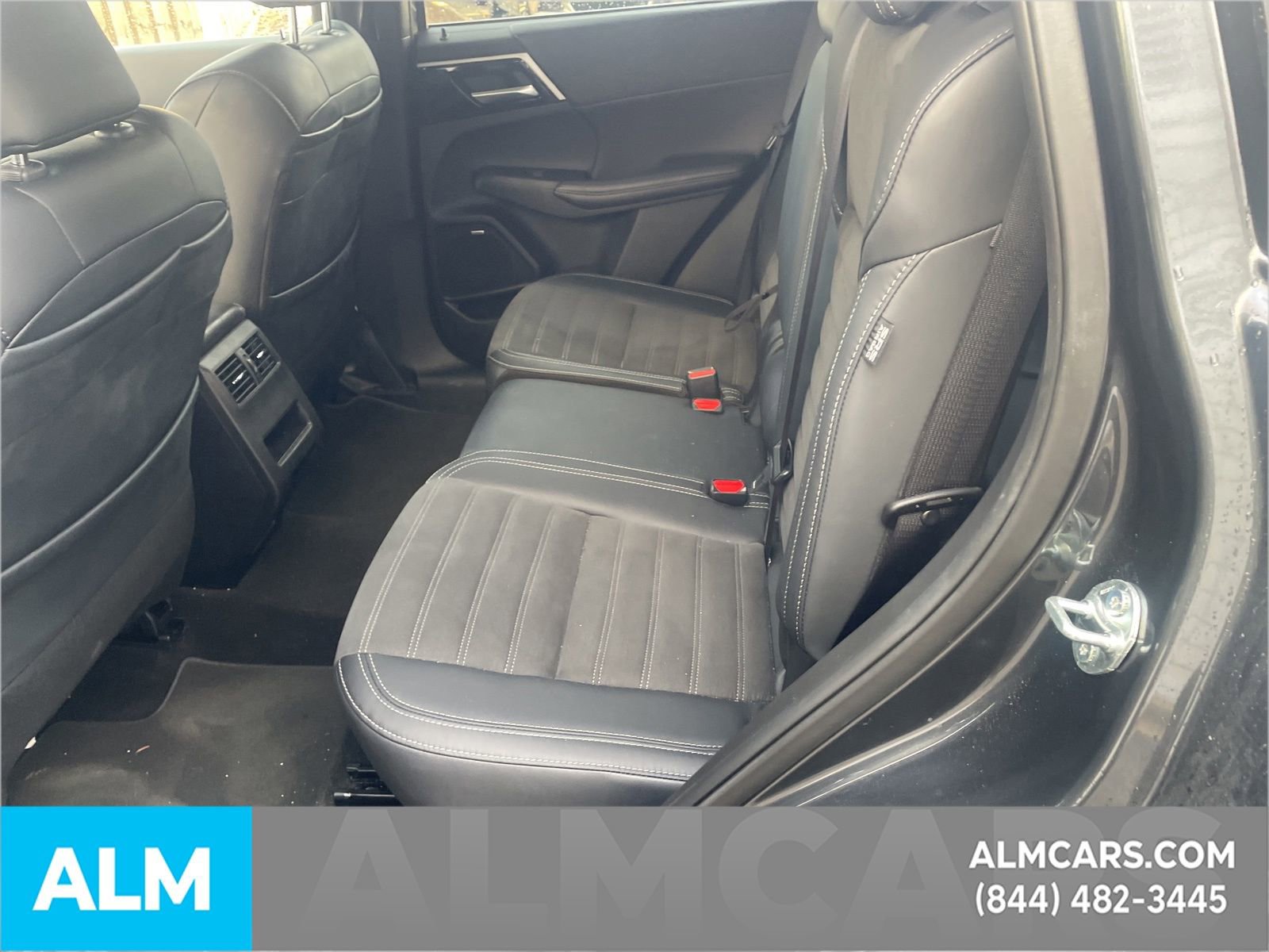 Used 2025 Mitsubishi Outlander SE image 12