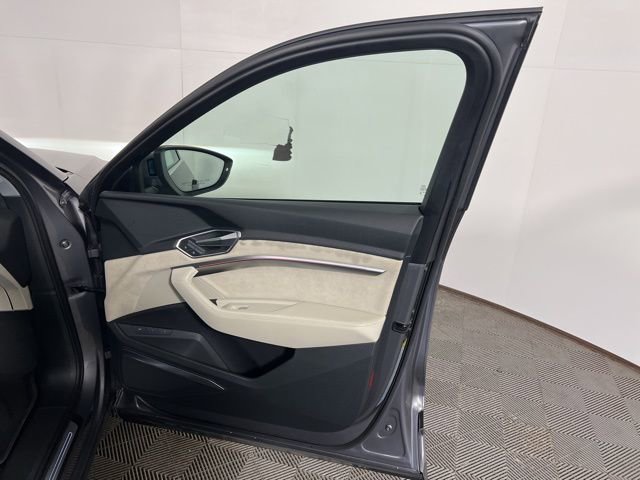 Used 2019 Audi e-tron Prestige w/ Prestige Package image 28