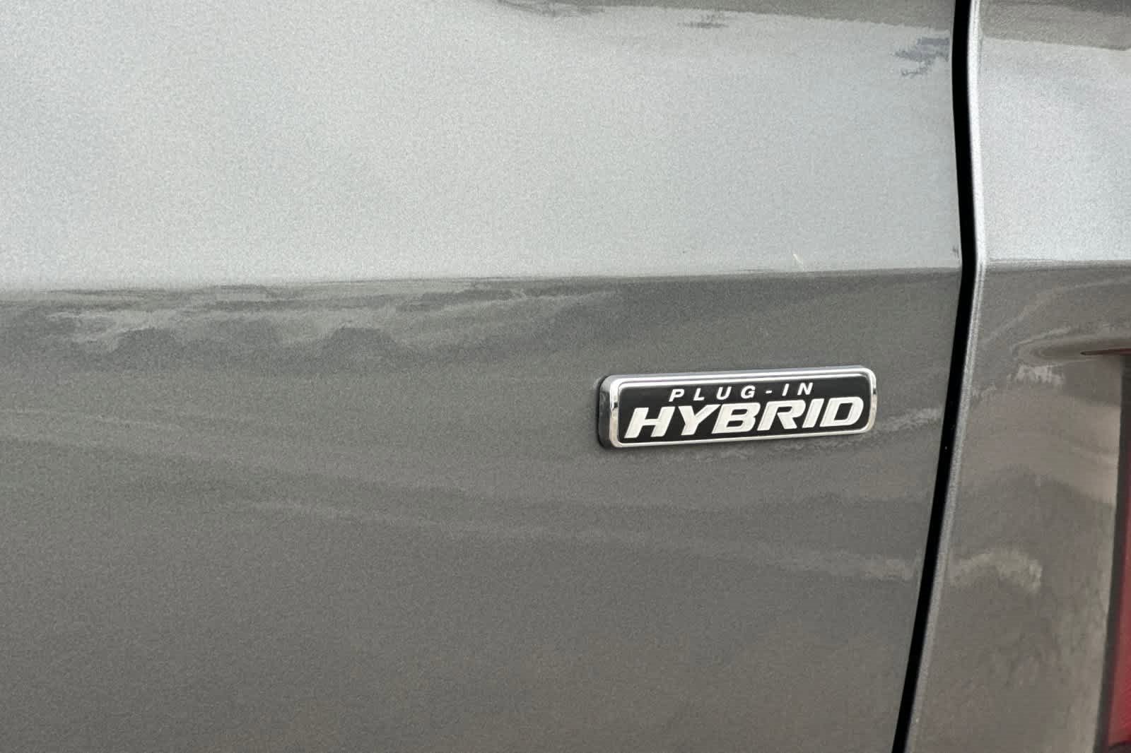 Certified 2025 Ford Escape SE w/ PHEV Premium Package image 28