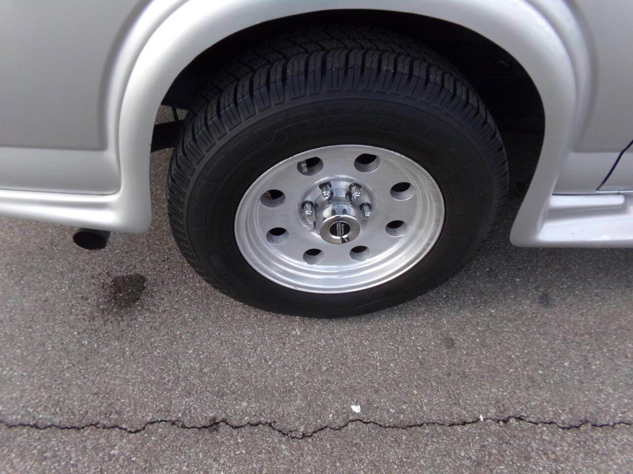 Used 2010 GMC Savana 1500 w/ Preferred Equipment Group image 42