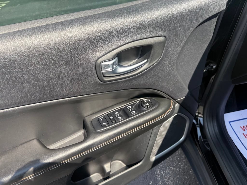 Used 2018 Jeep Compass Latitude AWD/4WD image 19