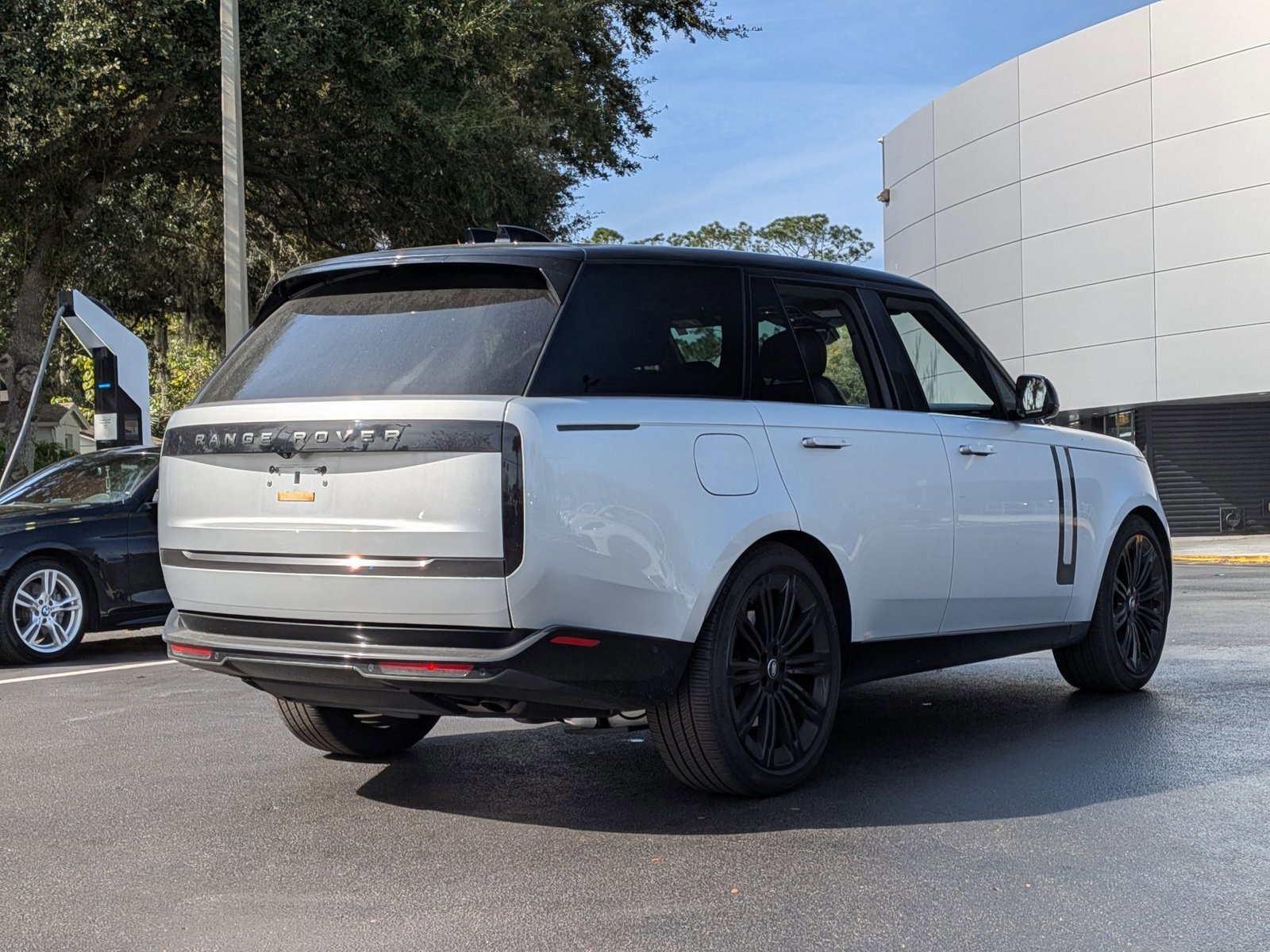 Used 2025 Land Rover Range Rover SE image 9