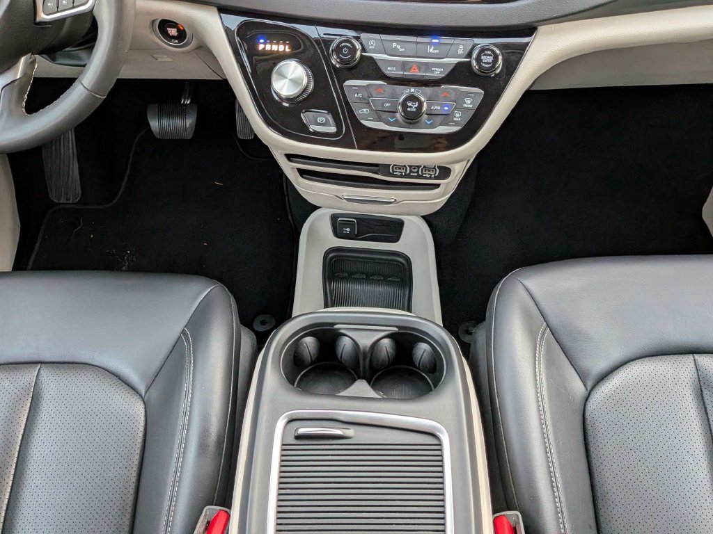 Used 2023 Chrysler Pacifica Touring-L FWD image 20