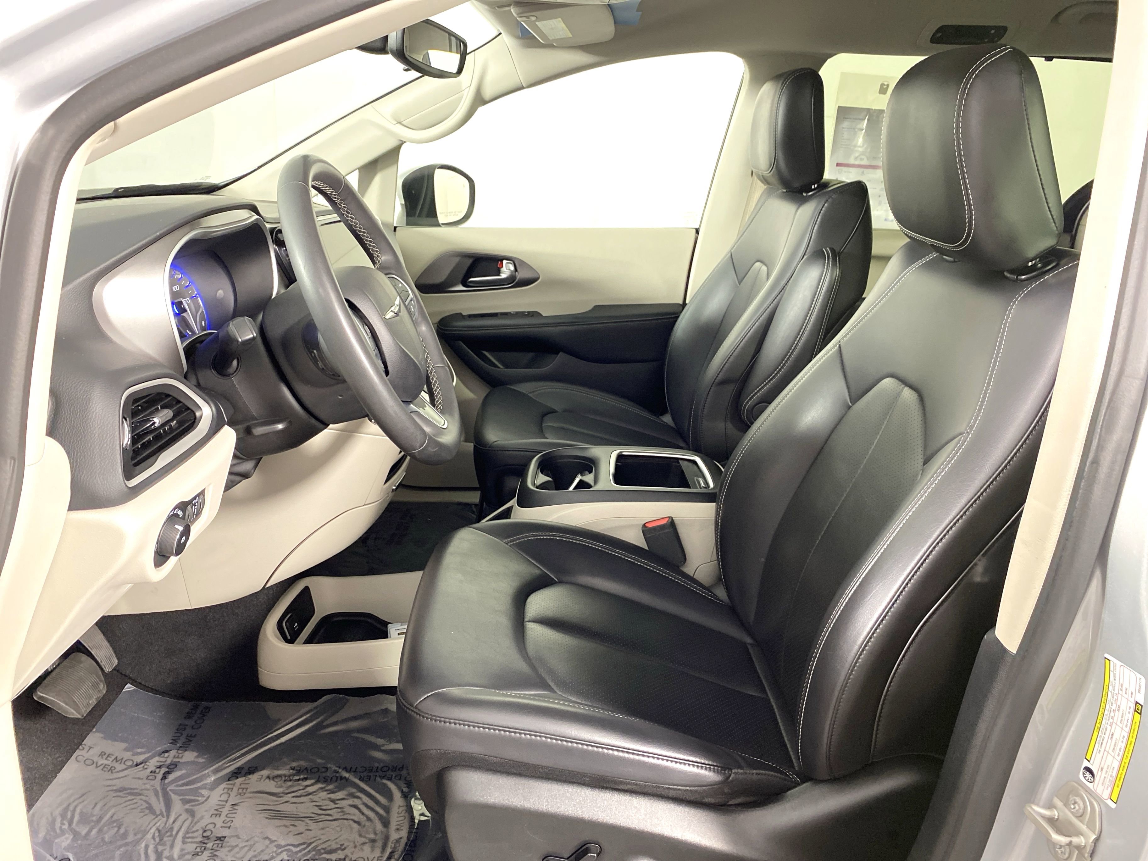 Used 2023 Chrysler Pacifica Touring-L image 15