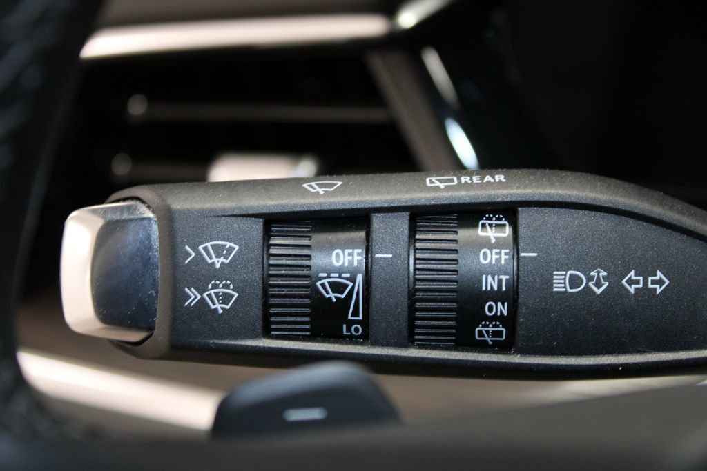 Used 2025 Chevrolet Suburban LT RWD image 38