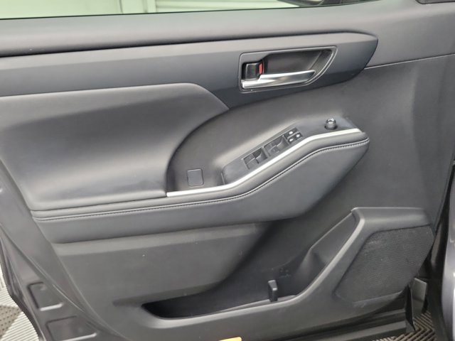 Used 2024 Toyota Highlander LE image 19